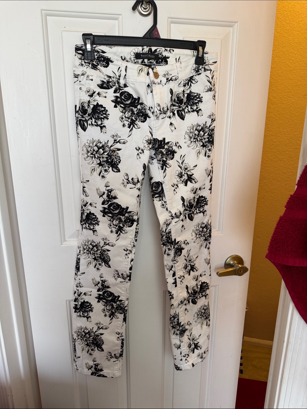 White House Black Market White Skinny Jeans with Black Floral Print NWOT